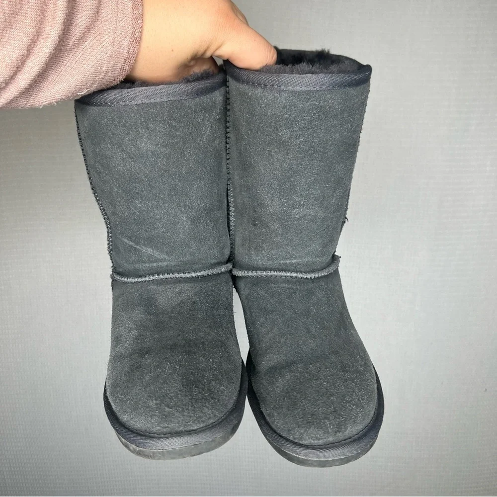 Minnetonka | Woman’s Grey Classic Boot 6 Minnetonka Women's 80060 - Olympia Boot